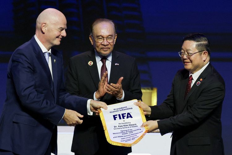 Sekretaris Jenderal ASEAN Kao Kim Hourn, Perdana Menteri Malaysia Anwar Ibrahim, dan Presiden FIFA Gianni Infantino menghadiri upacara penandatanganan nota kesepahaman ASEAN-FIFA dalam pengembangan sepak bola di KTT ASEAN ke-47 di Kuala Lumpur, Malaysia, 26 Oktober 2025.