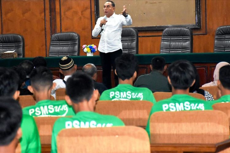 Gubernur Sumut Edy Rahmayadi berbincang dan memotivasi para pengurus dan suporter PSMS di gedung Bina Graha, Medan, Jumat (12/7/2019) 