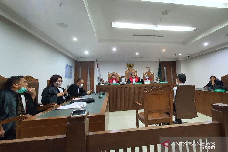 Sidang Terdakwa Aris Tangkalebi Pandin penganiaya hewan di Ruang Ali Said, Pengadilan Negeri Jakarta Pusat, Selasa (23/6/2020). 