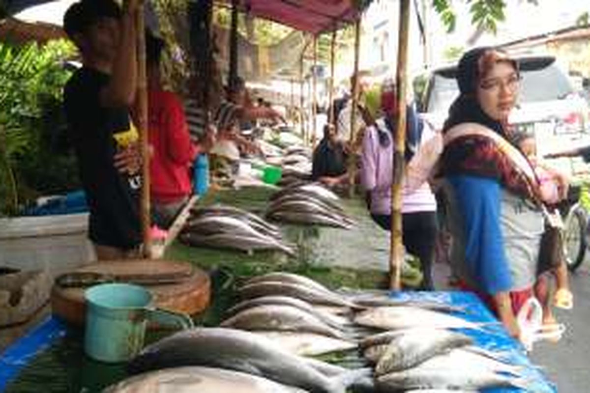 Jalan Sulaiman di Rawabelong berubah menjadi pasar ikan bandeng menjelang Imlek.