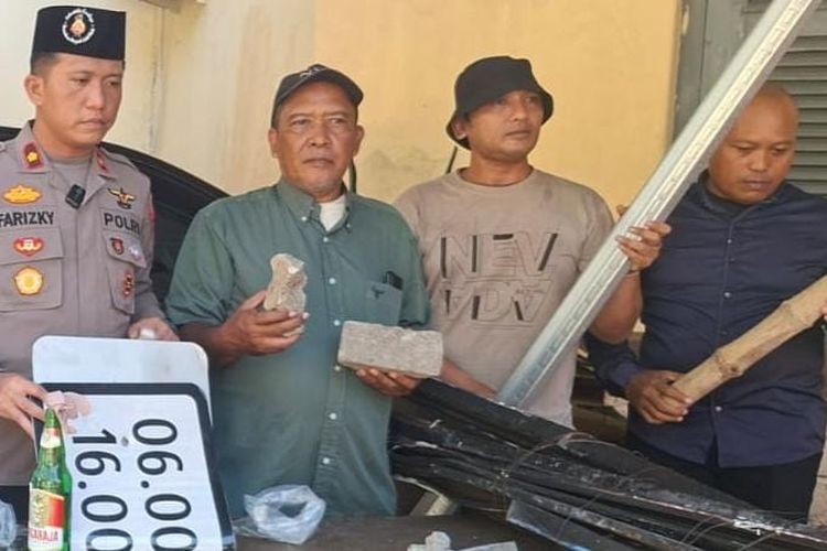 Benda yang ditemukan usai kericuhan di Polsek Bubutan pada Minggu (31/8/2025).