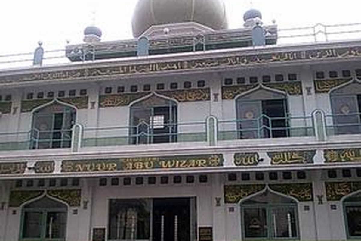 Masjid Nur Abu Wizar, berdiri megah di samping Polres, di Jalan Wijaya, Kebayoran Baru.