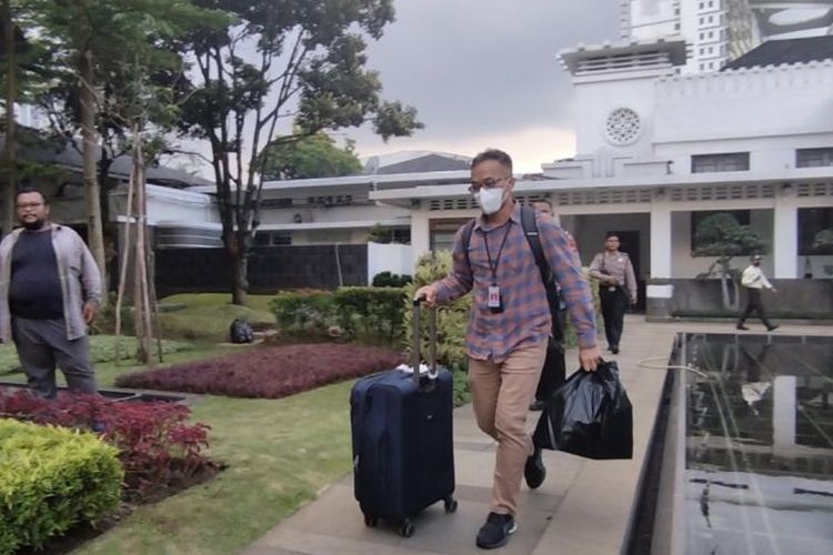 Penyidik KPK membawa koper usai menggeledah Kantor Balai Kota Bandung (BBC), di Bandung, Jawa Barat, Jumat (9/6/2023).