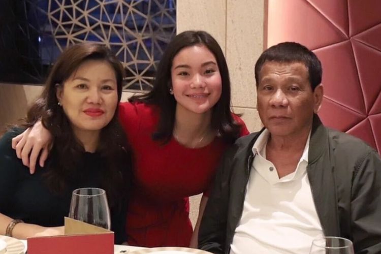 Presiden Filipina Rodrigo Duterte (kanan) saat berfoto bersama pasangannya, Avancena (kiri), dan putrinya, Veronica Kitty Duterte.