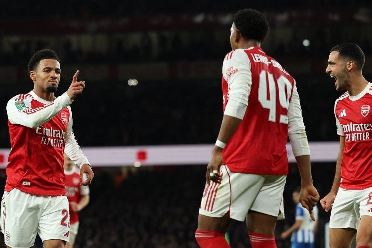 Ethan Nwaneri (kiri) merayakan gol pembuka dalam pertandingan sepak bola putaran keempat Piala Liga Inggris antara Arsenal vs Brighton dan Hove Albion di Stadion Emirates, di London pada 29 Oktober 2025. (Foto oleh Adrian Dennis / AFP) 