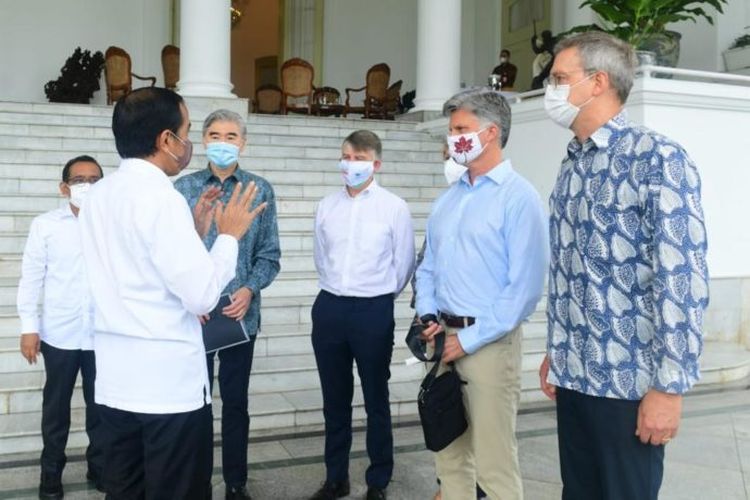 Foto Biro Pers, Media, dan Sekretariat Presiden: Presiden Joko Widodo meninjau Persemaian Modern Rumpin di Kecamatan Rumpin, Kabupaten Bogor, Jawa Barat, Jumat (19/11/2021). 