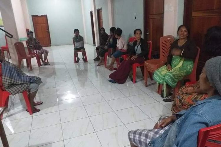 Warga korban banjir lahar Gunung Lewotobi Laki-laki mengungsi ke kantor Desa Klantanlo, Kecamatan Wulanggitang, Kabupaten Flores Timur pada Senin (1/4/2024) malam