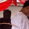 Sopir Angkot Lecehkan Penumpang, Dihukum Cambuk 154 Kali