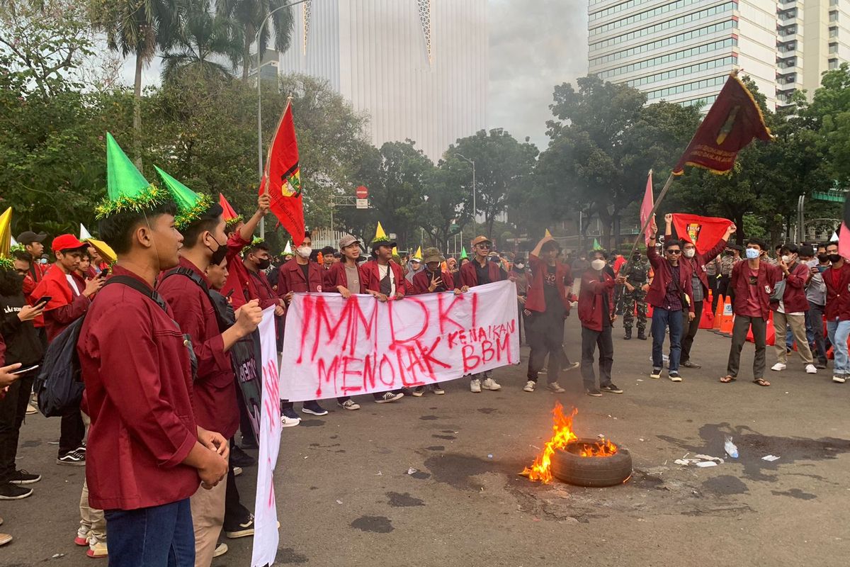 Peserta unjuk rasa Ikatan Mahasiswa Muhammadiyah (IMM) DKI Jakarta menggelar aksi unjuk rasa menolak kenaikan harga BBM di kawasan Patung Kuda, Jakarta Pusat, Senin (19/9/2022).