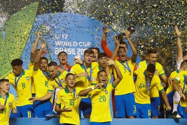 Para pemain timnas U17 Brasil merayakan gelar juara Piala Dunia U17 2019 di rumah sendiri usai mengalahkan Meksiko 2-1 di Stadion Bezerrao, Gama, pada 17 November 2019. Sang juara bertahan Brasil akan kembali tampil pada Piala Dunia U17 2023 di Indonesia. (Foto oleh MIGUEL SCHINCARIOL/AFP)