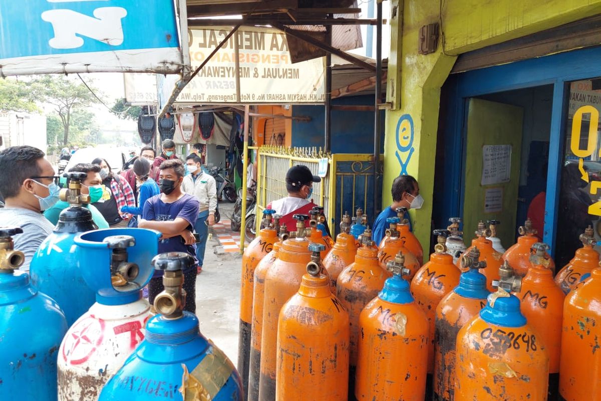 Sejumlah warga tengah mengantre di salah satu toko isi ulang tabung oksigen di Poris Plawad Indah, Cipondoh, Kota Tangerang, Senin (5/7/2021). (istimewa)