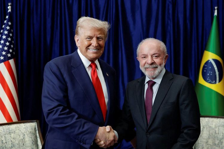 Presiden AS Donald Trump dan Presiden Brasil Luiz Inacio Lula da Silva berjabat tangan saat bertemu di sela-sela KTT ke-47 Perhimpunan Bangsa-Bangsa Asia Tenggara (ASEAN) di Kuala Lumpur, Malaysia, Minggu (26/10/2025).