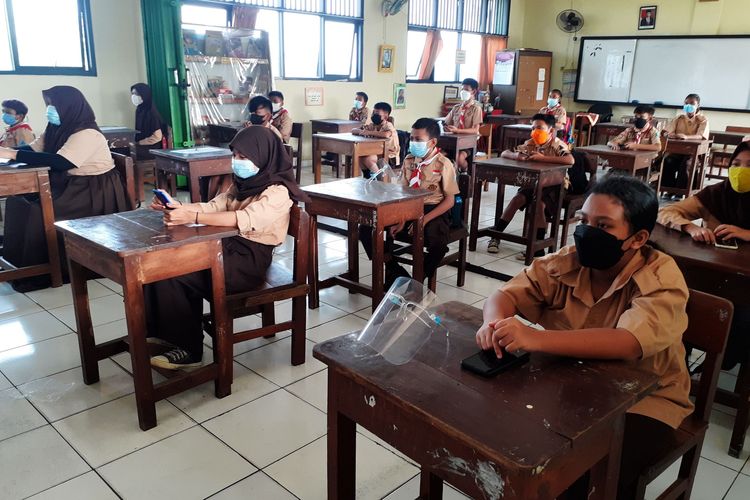 Siswa SDN Cawang 01 sedang mengikuti pembelajaran tatap muka, Selasa (9/6/2021).