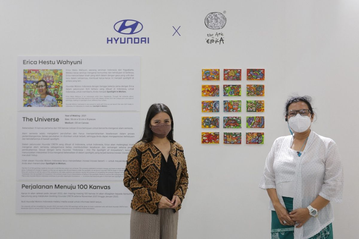 Astrid Ariani Wijana, Head of Marketing Department PT Hyundai Motors Indonesia bersama seniman lokal kelas dunia asal Yogyakarta, Erica Hestu Wahyuni.