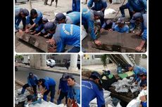 Jalan Ciledug Raya Tergenang, Pasukan Biru Bersihkan Saluran Air
