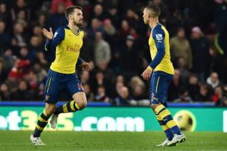 Gelandang Arsenal Aaron Ramsey (kiri) merayakan bersama bek Kieran Gibbs gol pertamanya (dari dua) ke gawang Galatasaray, pada matchday keenam (terakhir) Grup D, di Ali Sami Yen Spor Kompleksi, Istanbul, Selasa (9/12/2014).