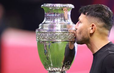 Sergio Aguero mencium trofi Copa America jelang laga Copa America 2024 antara Argentina vs Kanada di Mercedes-Benz Stadium, Atlanta, Amerika Serikat, 20 Juni 2024.   Hector Vivas/Getty Images/AFP (Photo by Hector Vivas / GETTY IMAGES NORTH AMERICA / Getty Images via AFP)