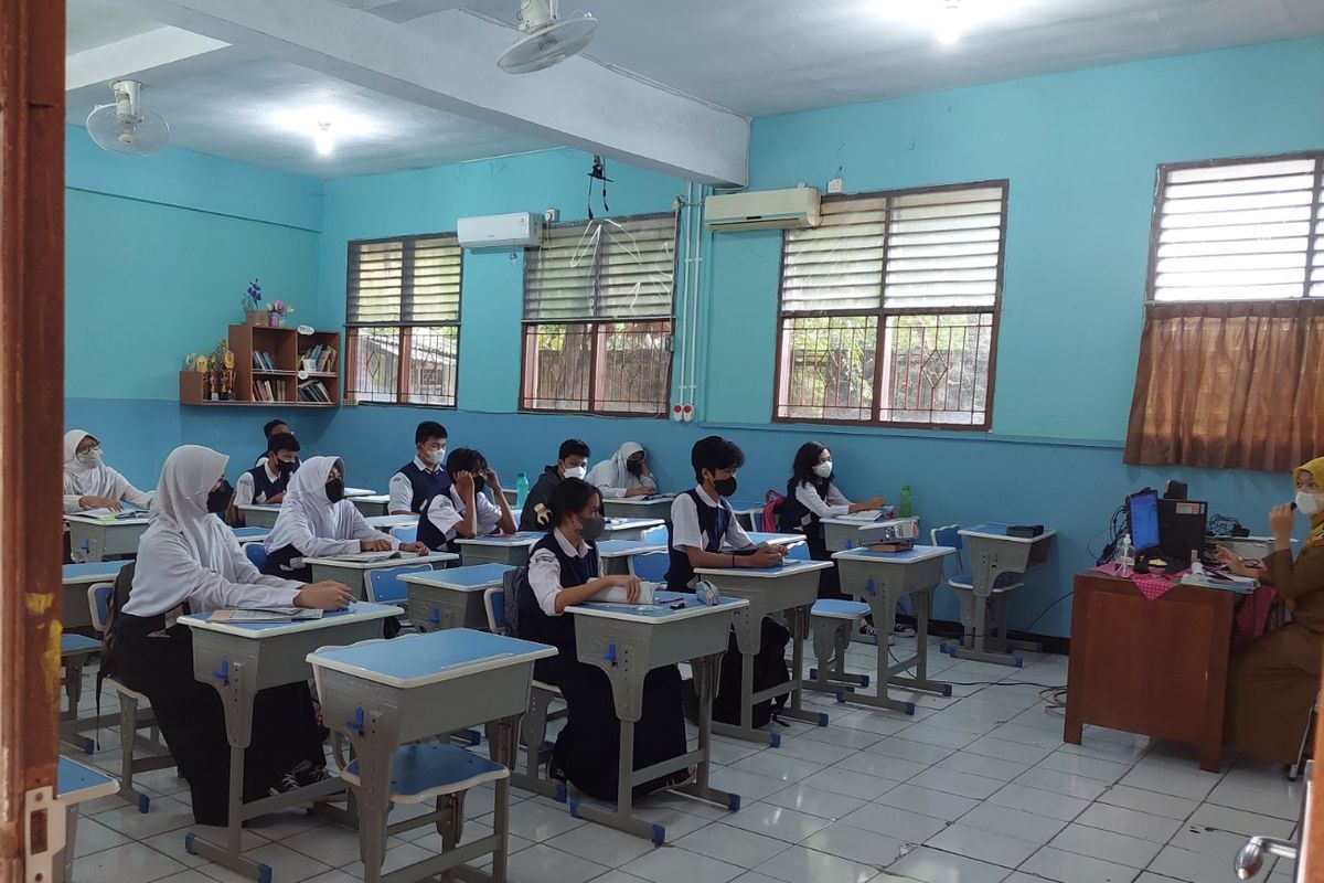 Suasana murid saat mengikuti pembelajaran tatap muka terbatas di SMPN 1 Tangerang, Kota Tangerang, Senin (7/3/2022).