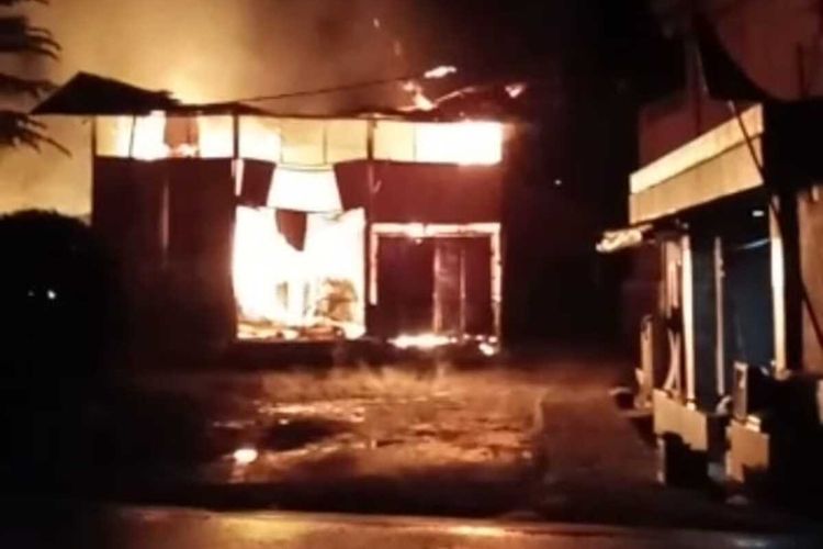 Kondisi pangkalan gas elpiji yang ludes terbakar di Desa Kalongsawah, Kecamatan Jasinga, Kabupaten Bogor, Jawa Barat, Selasa (1/3/2022) dini hari.