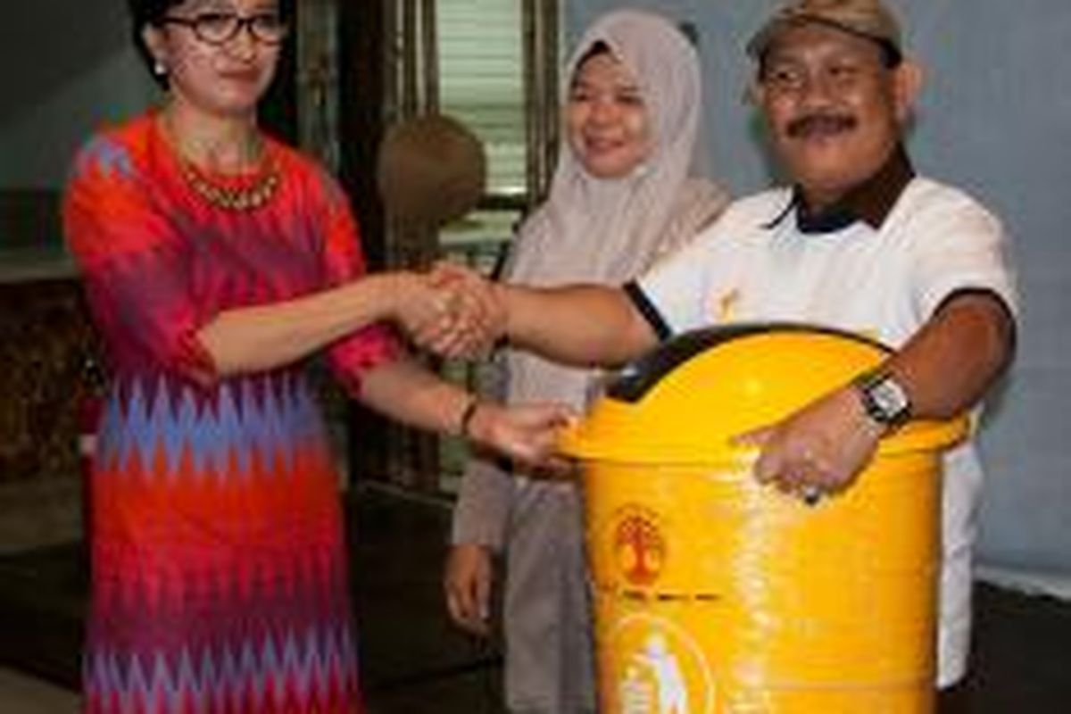 Ketua Umum dan Direktur Eksekutif Yayasan Danamon Peduli Restu Pratiwi secara simbolis menyerahkan tong sampah kepada Kepala PD Pasar Rumput, Jakarta Selatan. Danamon dalam kegiatan Peduli Lingkungan menyerahkan 559 alat kebersihan dan 17 alat pemadam kebakaran untuk 30 pasar rakyat secara serentak. Sepanjang 2015, Danamon Peduli telah menyalurkan dana khusus untuk Kegiatan Peduli Lingkungan di pasar rakyat lebih dari Rp 2 milliar.