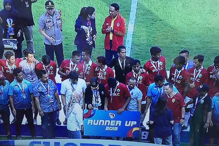 PSKC Cimahi menerima penghargaan sebagai runner-up Liga 3 2019 di Stadion Pakansari, Minggu (29/12/2019).