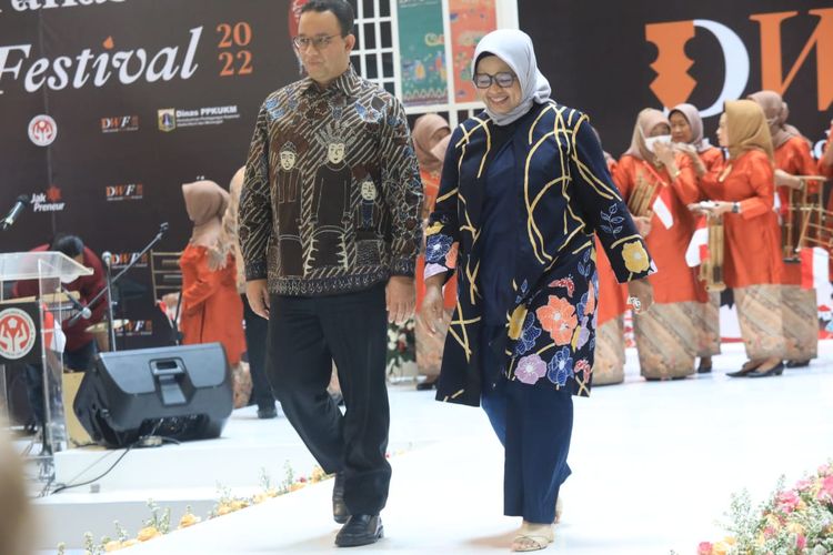 Gubernur DKI Jakarta Anies Baswedan saat menghadiri Dekranasda Week Festival (DWF) 2022 di di Main Atrium Gandaria City, Minggu (4/9/2022).