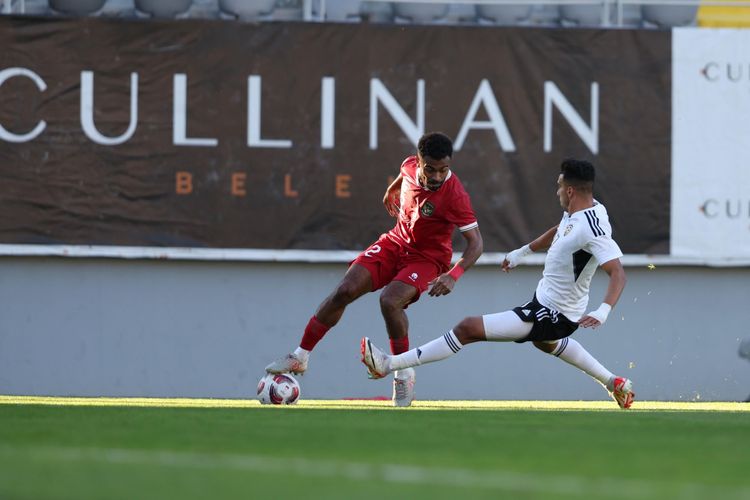 Aksi Yacob Sayuri pada laga uji coba timnas Indonesia vs Libya yang berlangsung di Stadion Mardan Sports Complex, Turkiye, pada Jumat (5/1/2024). Pertandingan bergulir sebagai pemanasan jelang Piala Asia 2023.