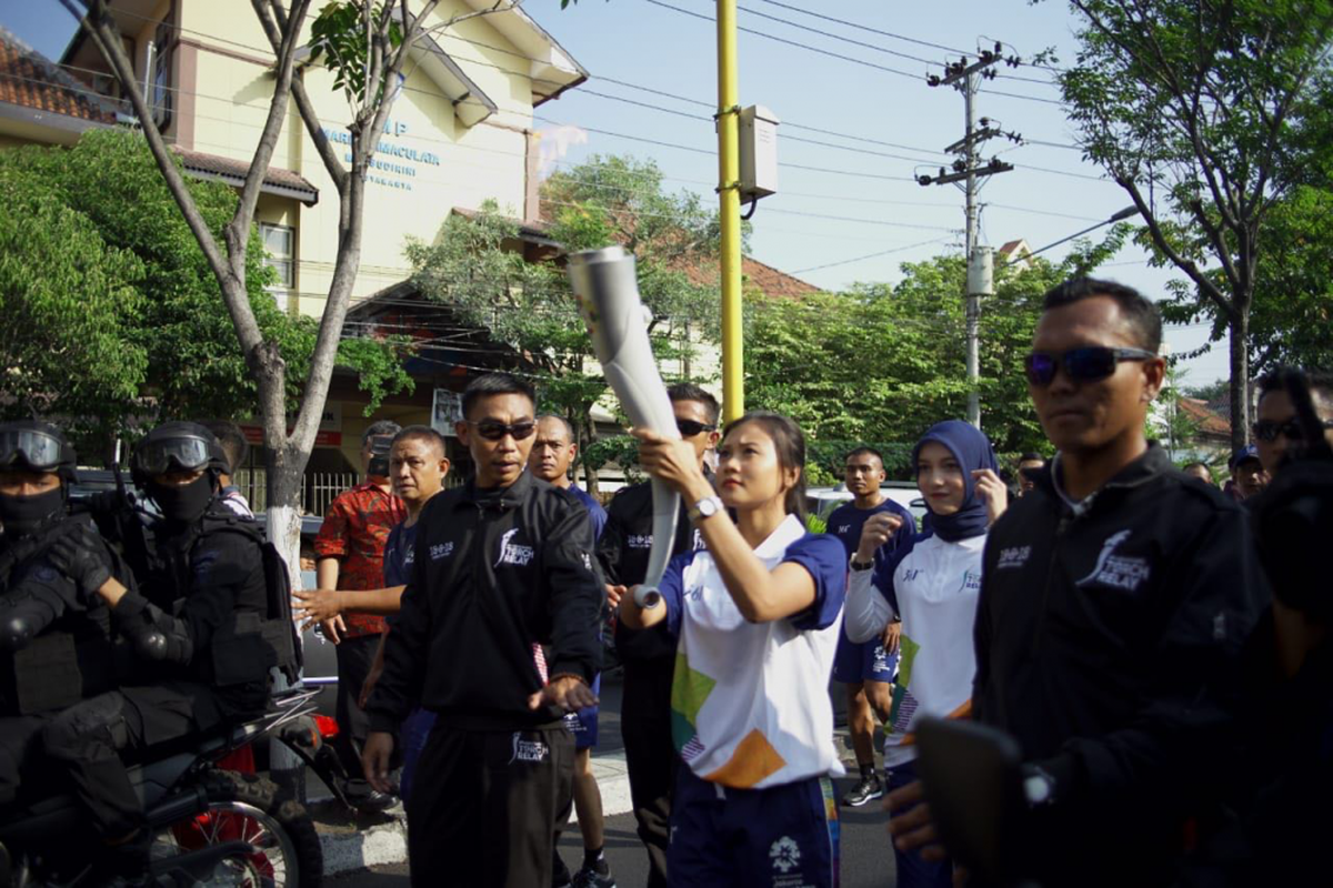 Nanda Mei Sholihah (19) atlet difabel saat membawakan obor pada kirab obor Asian Paragames di Yogyakarta  19 Juli 218.