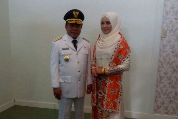 Irwandi Yusuf dalam sebuah sesi foto beserta istri, Darwati A Gani, sebelum dilantik oleh Mendagri menjadi Gubernur Aceh periode 2017-2022, Rabu (5/7/2017).