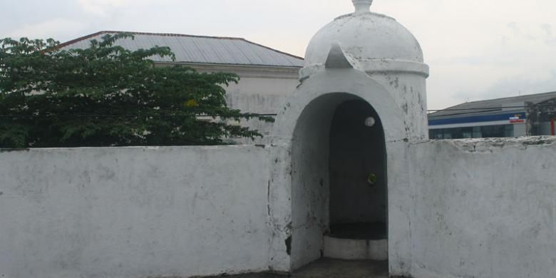 Bangunan pengintai berbentuk kubah yang ada di area Pojok Beteng maupun area Plengkung Gading di Benteng Baluwerti, Yogyakarta.