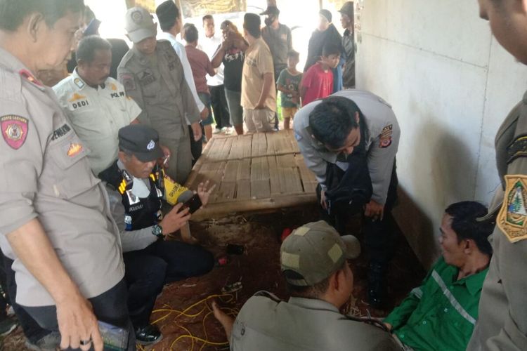 Petugas sedang mengevakuasi sopir truk yang diikat tali tambang di Kampung Citeureup, Desa Pabuaran, Kecamatan Gunung Sindur, Kabupaten Bogor, Jawa Barat, Rabu (29/6/2022).