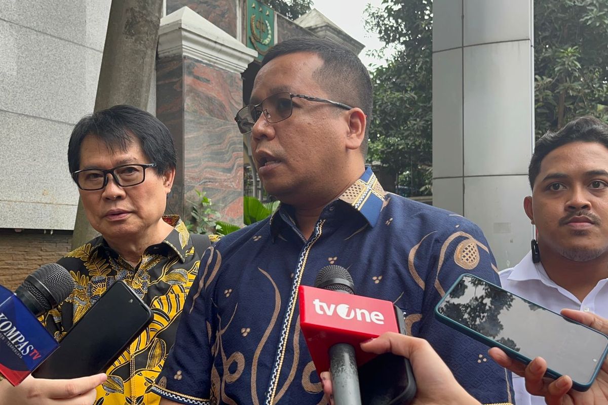 Koordinator Koalisi Masyarakat Sipil Anti Korupsi, Ronald Loblobly saat ditemui di depan kawasan Kejaksaan Agung, Jakarta, Senin (26/5/2025).
