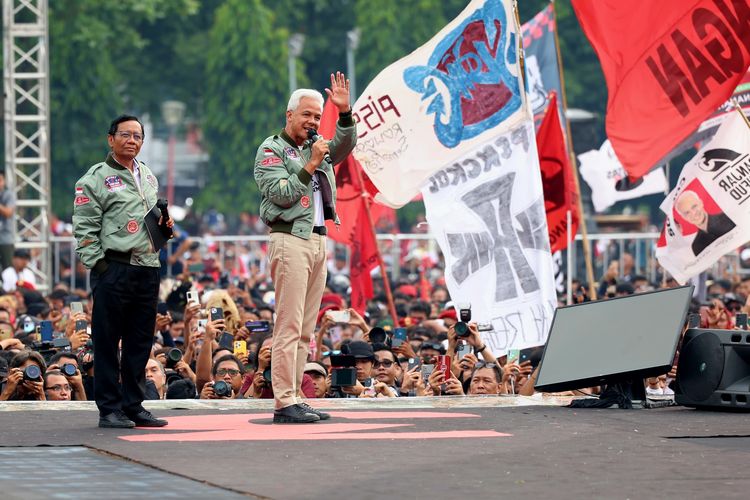 Capres-Cawapres nomor urut 3, Ganjar Pranowo-Mahfud MD saat kampanye akbar di Lapangan Pancasila Simpang Lima, Semarang, Sabtu (10/2/2024).