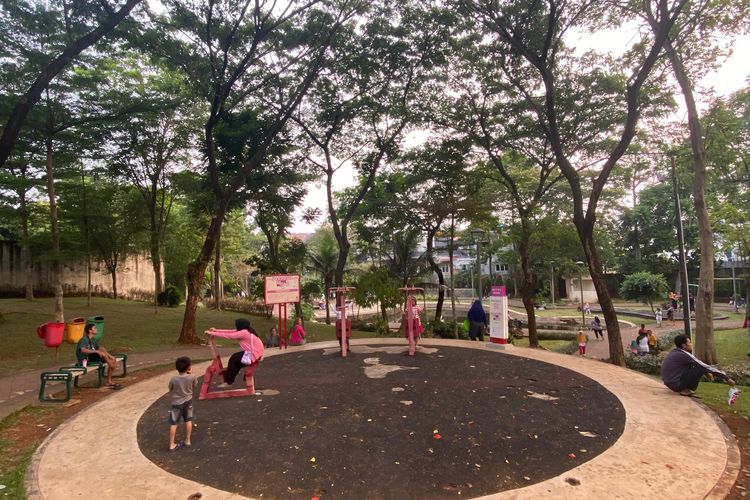 Fasilitas di Taman Spathodea di Jagakarsa, Jakarta Selatan. 