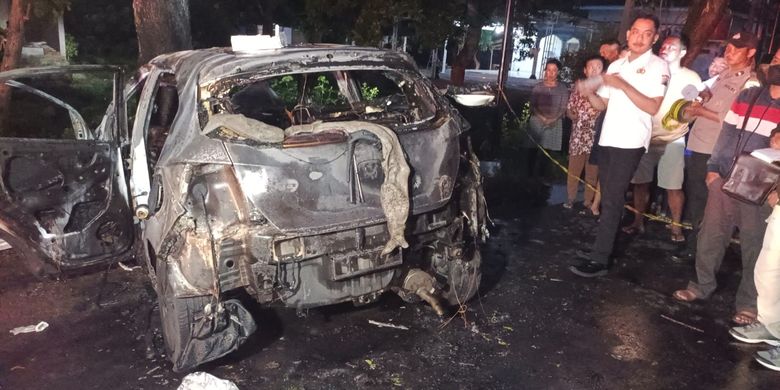 Berita Terkini Harian Honda Brio Tabrak Pohon Dan Terbakar 2 Tewas
