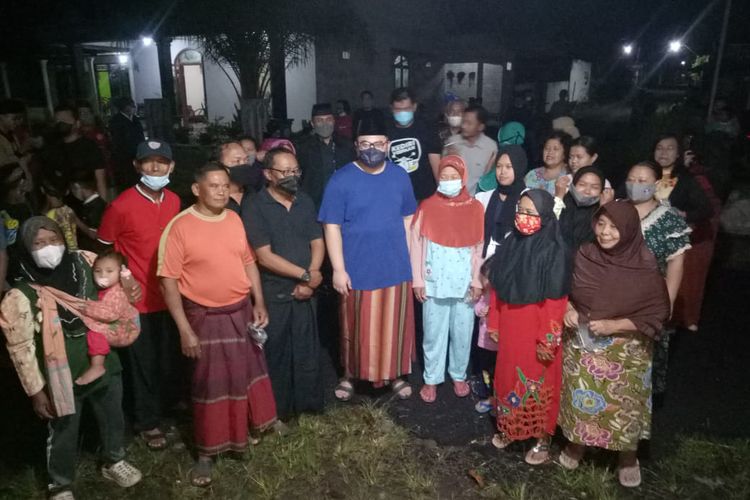 Bupati Kediri Hanindhito Himawan Pramana saat menginap di Desa Siman, Kecamatan Kepung, Kabupaten Kediri, Jawa Timur, Rabu (23/3/2022). 