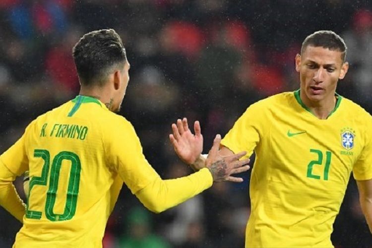 Penyerang Brasil, Roberto Firmino, merayakan gol bersama Richarlison (kanan) pada pertandingan persahabatan antara Republik Ceko vs Brasil di Sinobo Arena di Praha, Ceko, pada 26 Maret 2019.