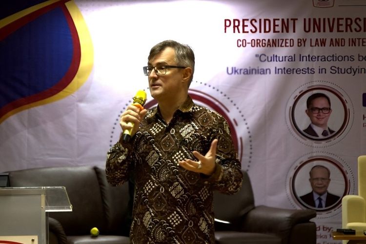 Ambassador Lecture PresUniv menghadirkan dosen tamu Dubes Luar Biasa dan Berkuasa Penuh Ukraina di Indonesia Vasyl Hamianin.