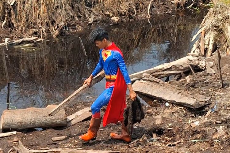 Unik, Cara Rudiansyah, Remaja Viral Gunakan Seragam Superman Padamkan Karhutla di Palangka Raya
