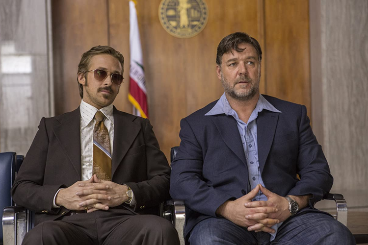 Ryan Gosling dan Russell Crowe berperan sebagai detektif swasta, dalam film komedi aksi The Nice Guys (2016).