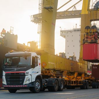 Ilustrasi bongkar muat peti kemas di terminal yang dikelola PT Pelindo Terminal Petikemas di Pelabuhan Tanjung Perak, Surabaya