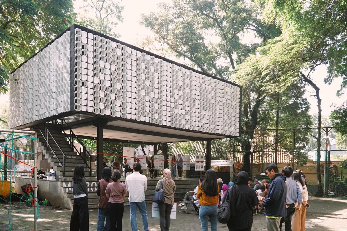 Microlibrary Bima di Kota Bandung, perpustakaan ikonis yang dibangun dari 2.000 ember es krim bekas, kini resmi beroperasi kembali setelah mengalami renovasi.