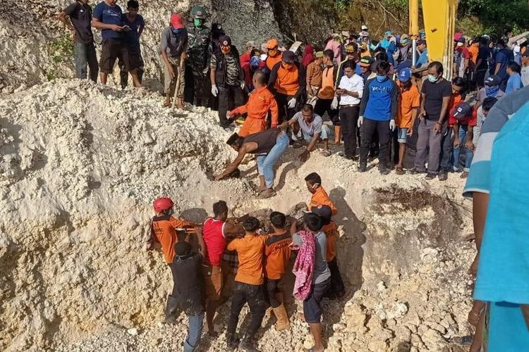 Proses evakuasi warga Kabupaten Sinjai yang tertimbun longsor di Kabupaten Bulukumba, Sulawesi Selatan.
