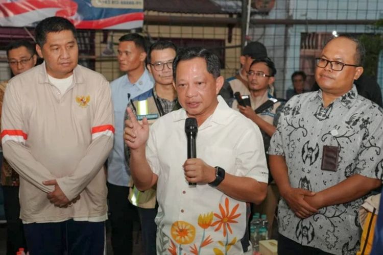 Mendagri Tinjau Bedah Rumah di Bukit Duri, Minta Pemda Percepat Perbaikan Hunian