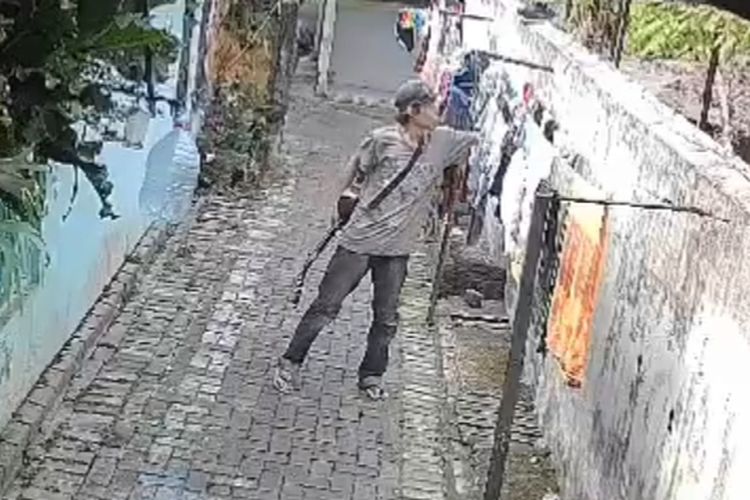 Rekaman CCTV beredar luas di media sosial Kota Malang memperlihatkan aksi pencurian celana dalam yang dilakukan oleh seorang pengamen.
