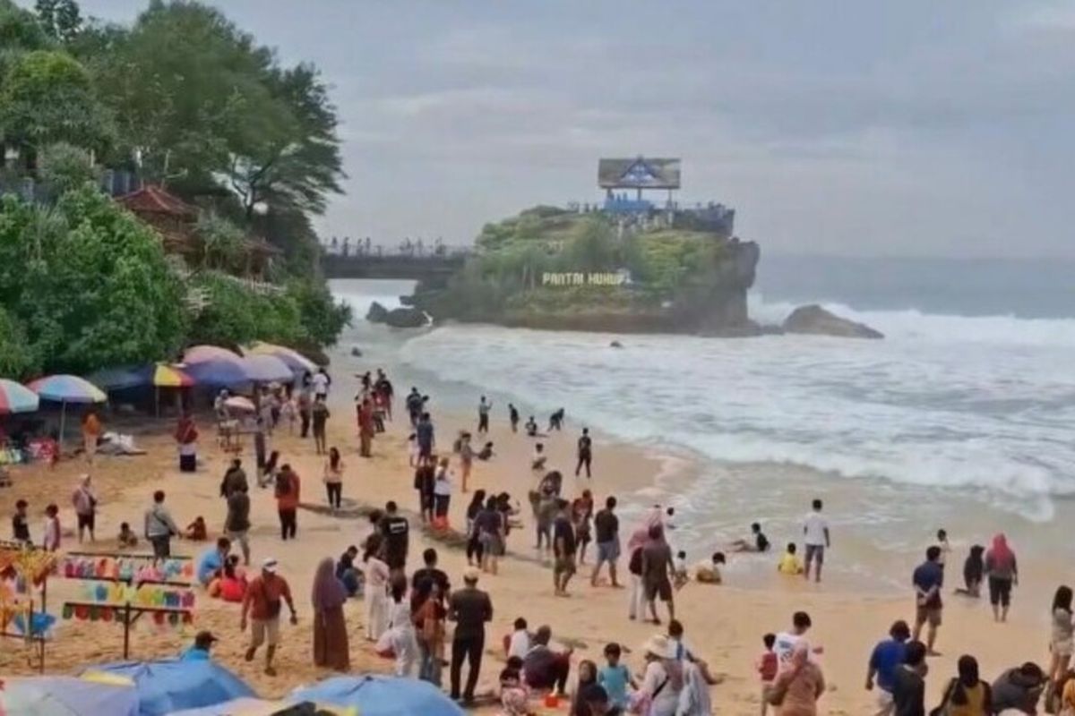 Wisatawan memadati kawasan Pantai Kukup, Gunungkidul. Minggu (11/5/2025)