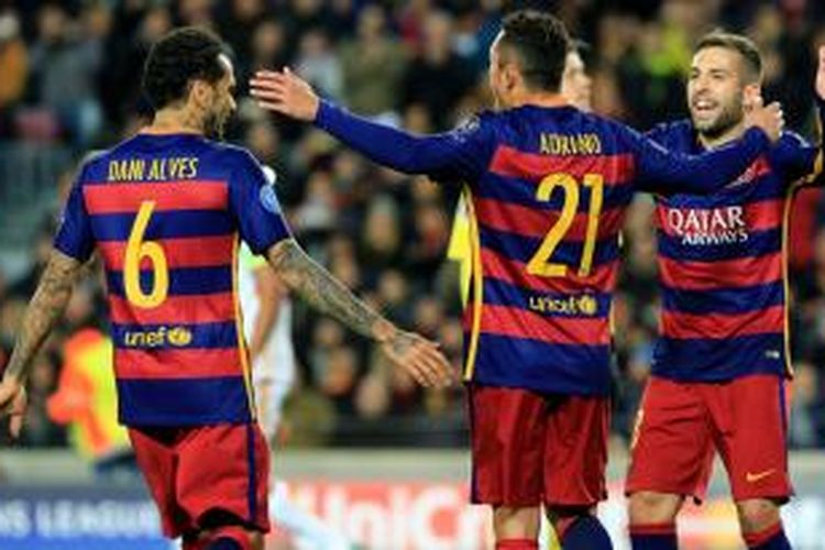 Para pemain Barcelona merayakan gol Adriano ke gawang AS Roma pada lanjutan Liga Champions di Stadion Camp Nou, Selasa (24/11/2015).