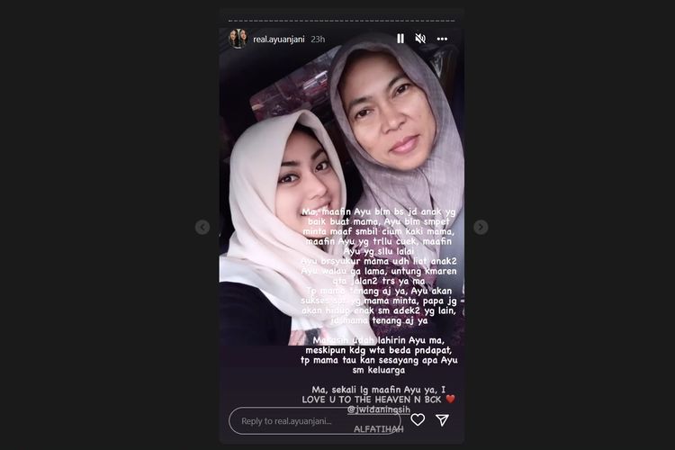 Selebgram Ayu Anjani (kiri) bersama ibunya, Jumiatun Widaningsih. Ibu dan adik Ayu Anjani meninggal dunia dalam kecelakaan kapal wisata di kawasan perairan Labuan Bajo, Nusa Tenggara Timur.