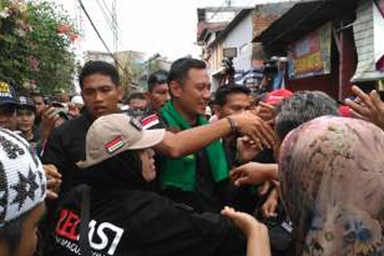 Calon gubernur DKI Jakarta nomor pemilihan satu, Agus Harimurti Yudhoyono, menyapa warga saat kampanye ke Kelurahan Tugu Selatan, Kecamatan Koja, Jakarta Utara, Senin (9/1/2017) siang.