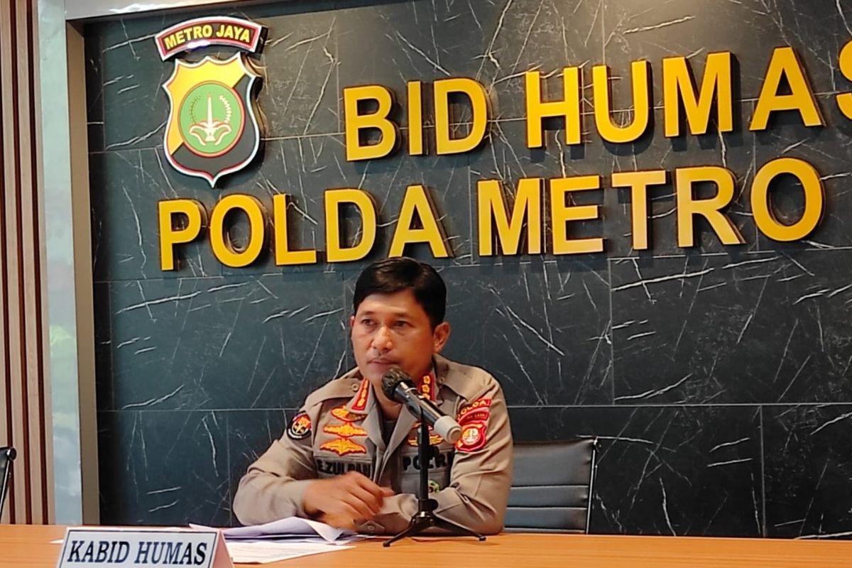 Kabid Humas Polda Metro Jaya, Kombes Pol Endra Zulpan saat menggelar konferensi pers terkait penangkapan Dhia Ul Haq di Polda Metro Jaya, Rabu (13/4/2022).